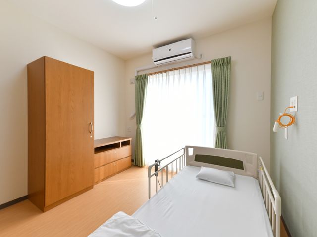 シンプルな個室の居室 居室 ゆったりとした落ち着きのある個室です。必要な家具が整い、安心して過ごせる環境がここにはあります。