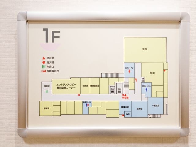 施設の1階案内図 展示物 見やすい案内図で、初めての方でも迷うことなく各部屋へとご案内できます。安心して業務に取り組める環境が整っています。