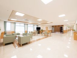 明るい空間の共用ラウンジ