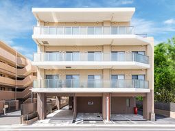 明るい建物の外観