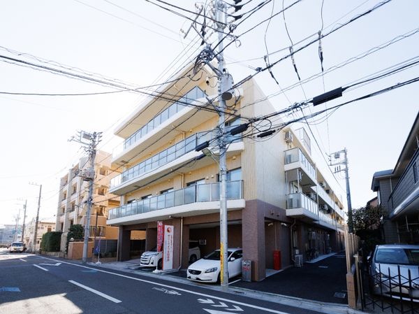 黄色い外観の建物