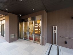 明るいエントランス風景