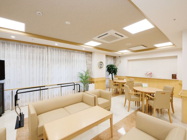 快適なラウンジ空間 共有スペース ゆったりとしたソファが配置された明るいラウンジです。共に時を過ごし、リラックスできる環境が整っています。