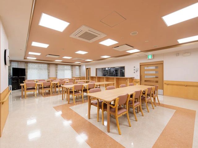 明るい食堂 食堂 広い食堂にテーブルと椅子が整然と並び、ゆったり過ごしやすい空間です。天井の照明が多く、明るく見通しのよい雰囲気です。