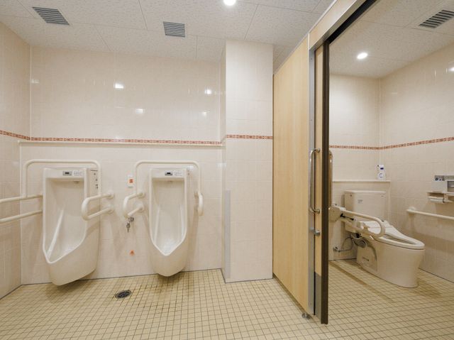 バリアフリー設計のトイレ トイレ ご高齢者の自立支援を考えた、手すり付きのトイレ空間です。清潔感あふれるデザインで、利用者の安全と快適さを追求しています。