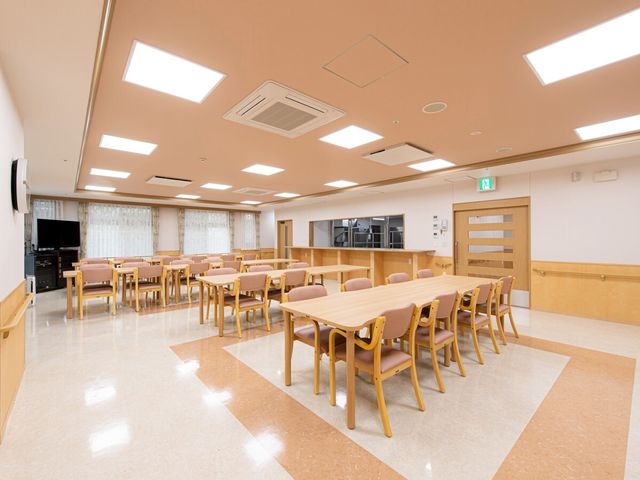 広々とした明るいダイニング 食堂 ゆったりと配置されたテーブルが並ぶ明るいダイニングルームです。共有スペースとして利用者の交流の場にもなっています。