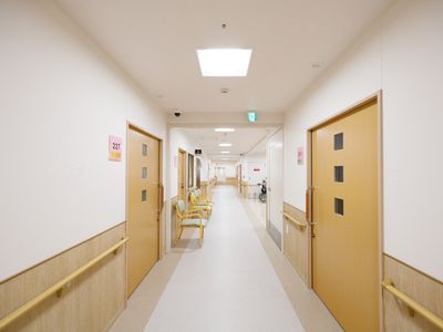 明るい廊下と掲示物