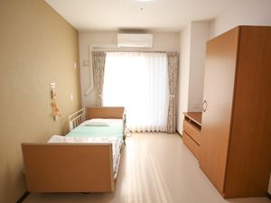 明るい個室の居室