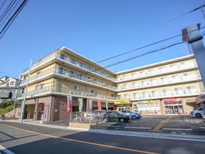 明るい日差しの中、外観