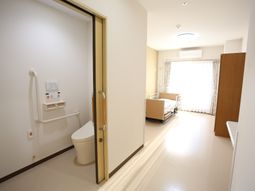 居室の入口とベッド