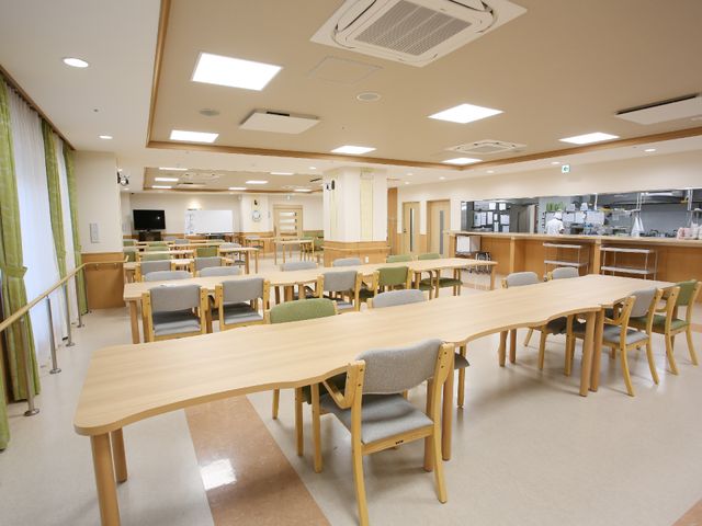 広々とした明るい食堂 共有スペース ゆったりとしたテーブル配置の食堂で、利用者様の食事時も快適です。明るく開放感あふれる空間での食事時間を提供しています。