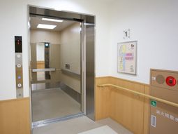 明るいエレベーターホール