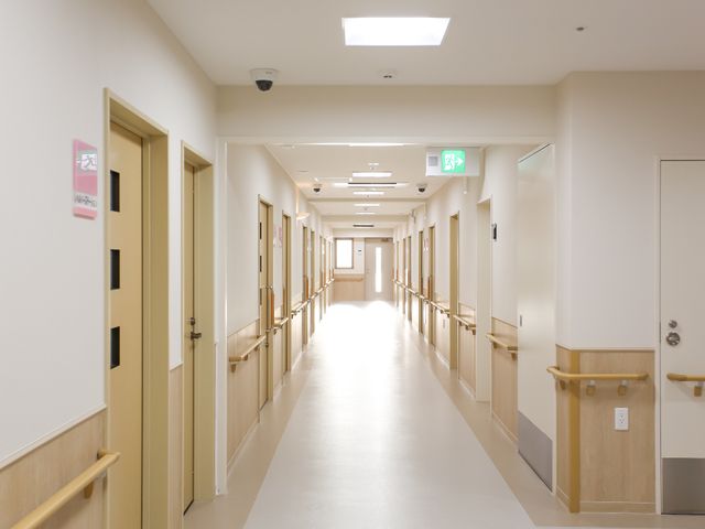清潔で明るい廊下 廊下 手すりが設置された、清潔感あふれる廊下はゆったりとしていて、ご高齢の方も安心して歩ける設計になっています。