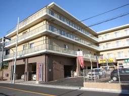 明るい日差しの建物外観