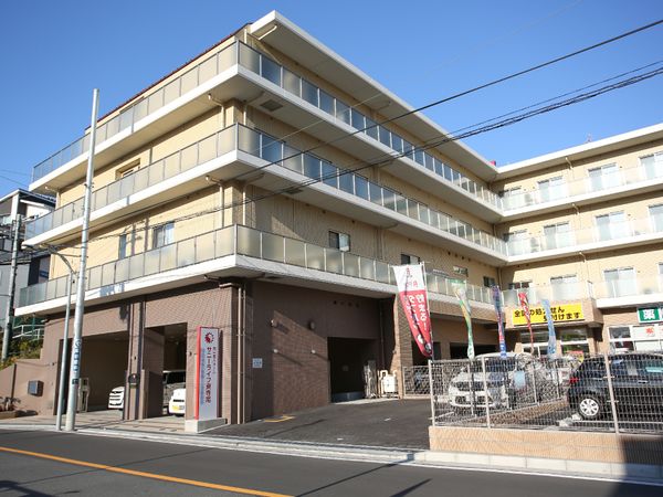 明るい日差しの建物外観