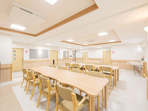 明るい食堂の光景