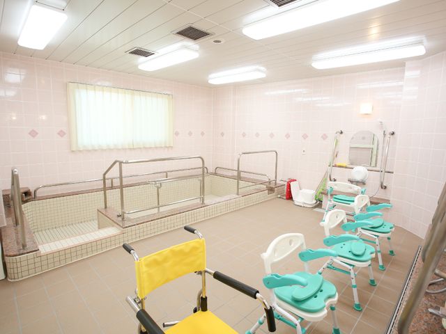清潔なバリアフリー浴室 浴室 床から天井までタイル張りで清潔感のある浴室です。手すりやシャワーチェアを完備しており、安全にご利用いただけます。