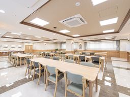 広々とした食堂空間