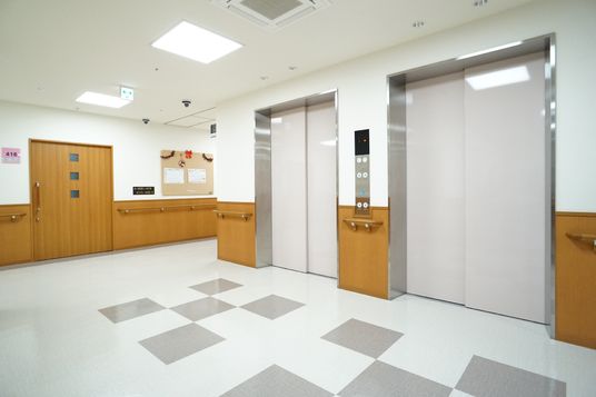 清潔な廊下とエレベーター