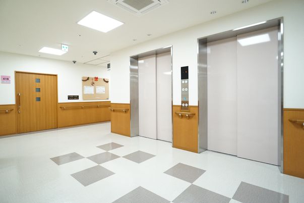 清潔な廊下とエレベーター