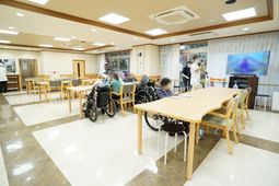 ゆったりとした食堂空間