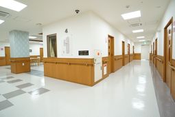 広々とした明るい廊下