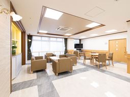 明るい共用ラウンジ