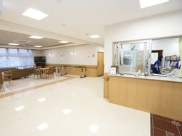 広々とした明るいラウンジ