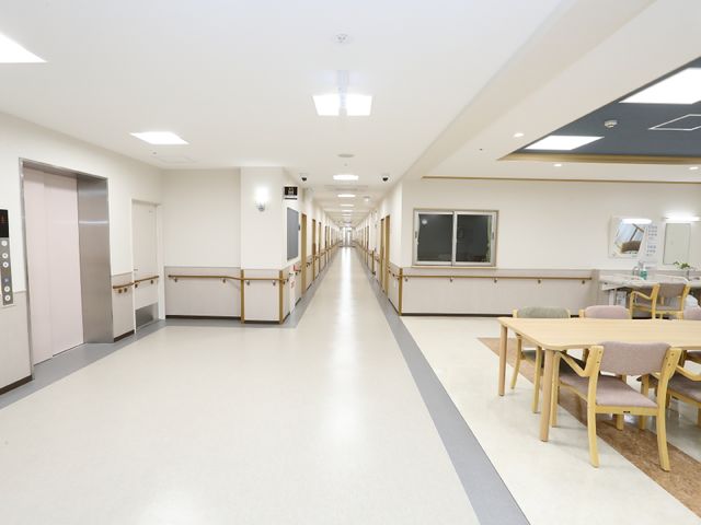 広々とした清潔な廊下 廊下 明るく広々とした廊下は、清潔感があります。テーブルが配置された休憩スペースも整っております。