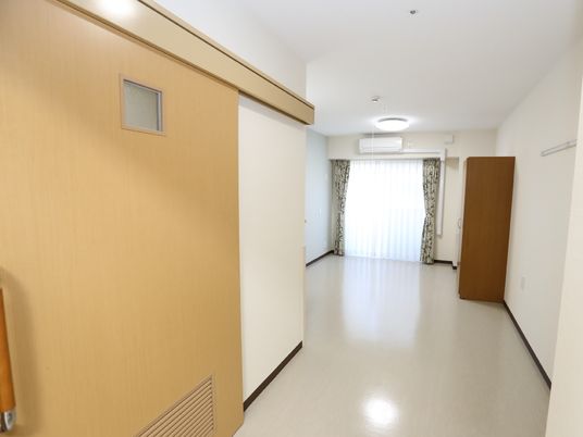 広々とした明るい居室