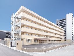 明るい建物の外観