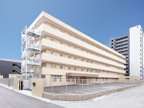 明るい建物の外観