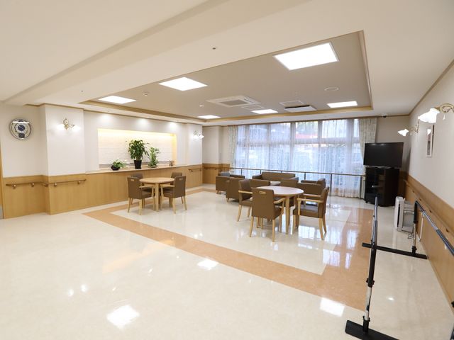 広々とした明るい食堂 共有スペース 広々として自然光が差し込む食堂です。ゆったりと配置されたテーブルセットで、利用者の方々がくつろげる空間を提供しています。