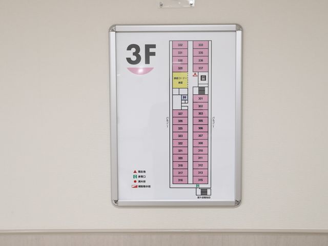 ３階の案内図 展示物 ３階の部屋配置を示す案内掲示で、各室の位置や機能エリアが明確に記載されています。利用者様もスタッフも迷わずに移動できるよう工夫されています。