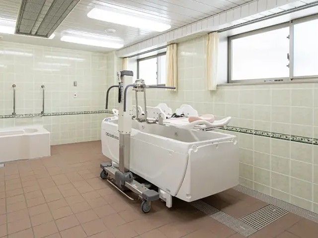 入浴用ベッドのある浴室  