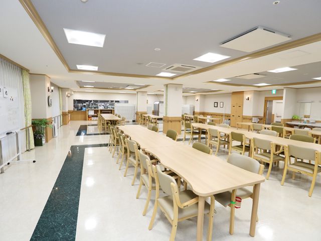 広々とした明るい食堂