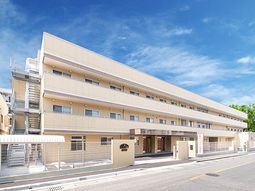 明るい施設の外観