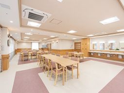 明るい食堂の様子