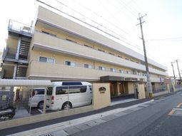 多階層の建物の外観