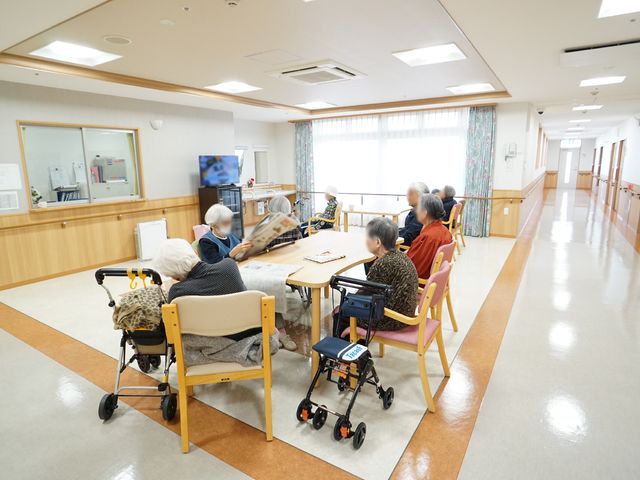 快適な共用スペース 共有スペース ゆったりとした環境の中で、利用者がくつろぎの時間を過ごしています。共用スペースは日々のコミュニケーションの場としても機能しております。