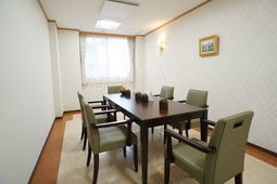 シンプルなダイニングルーム