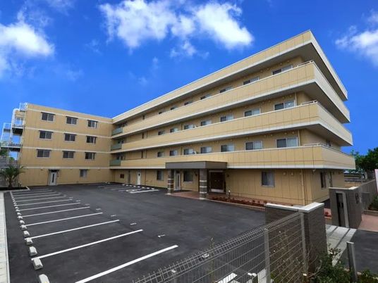 建物外観と駐車場の様子  