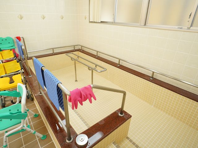 清潔な浴室の設備 浴室 床に滑りにくい素材を使い、安全なサポートバーが整備された快適な浴室です。手すりやシャワーチェアも各種ご用意しております。