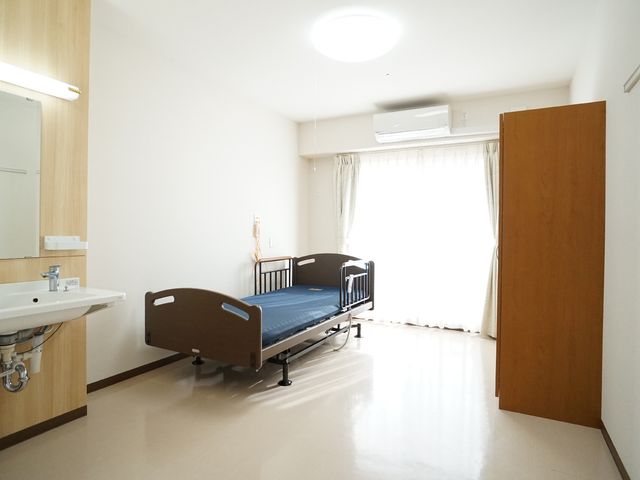 居室の明るい空間 居室 清潔感あふれる居室には、シンプルで使いやすい家具が揃っており、窓からは自然光が差し込みます。ゆったりとした時間を過ごすための落ち着いた環境が整っています。
