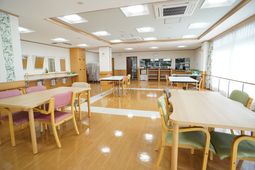 明るい食堂の様子