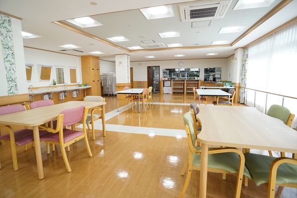 明るい食堂の様子