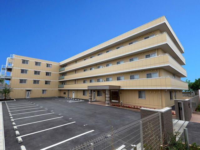 清潔な外観の建物 外観 ゆとりのある駐車場が隣接したモダンな建物です。明るく開放感のある環境でお仕事できます。