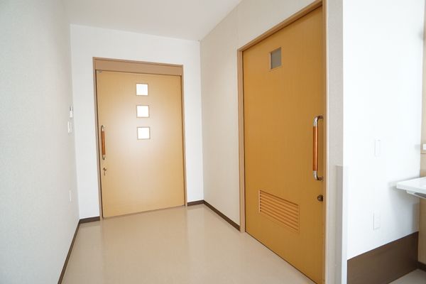 廊下の清潔な居室扉
