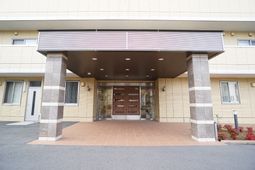 明るいエントランス外観