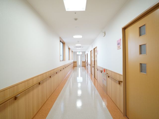 明るく清潔な廊下 廊下 手すりが整ったゆったりとした通路は、安全で心地よい移動を支えます。光が差し込む温もりのある空間で、日々の生活が快適です。